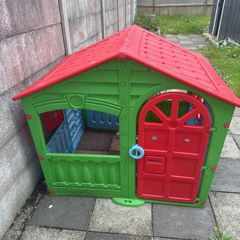 children play house