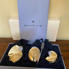 'Newbridge Silverware' cosmetic set.