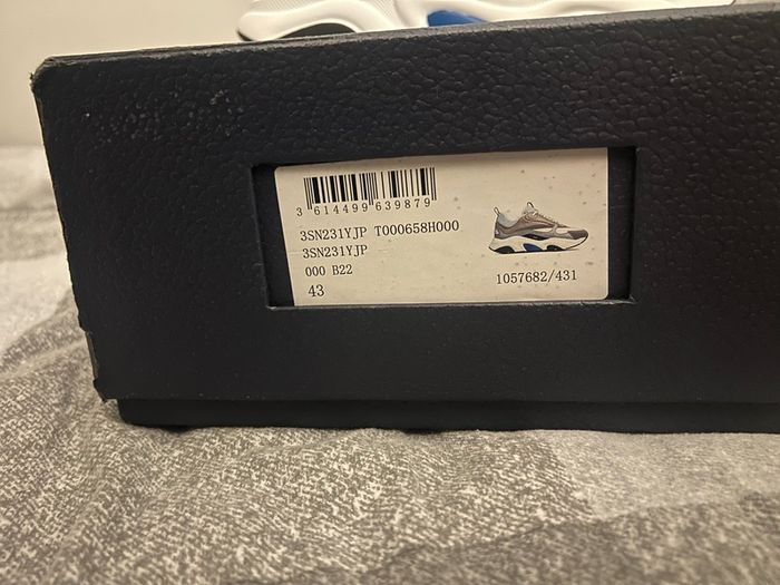 Dior b22 with box