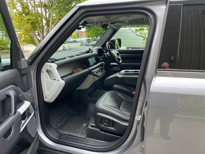 Land Rover Defender 2021