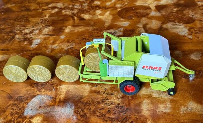 Siku 2453 Claas Rollant 255 Uniwrap, 4 Bales