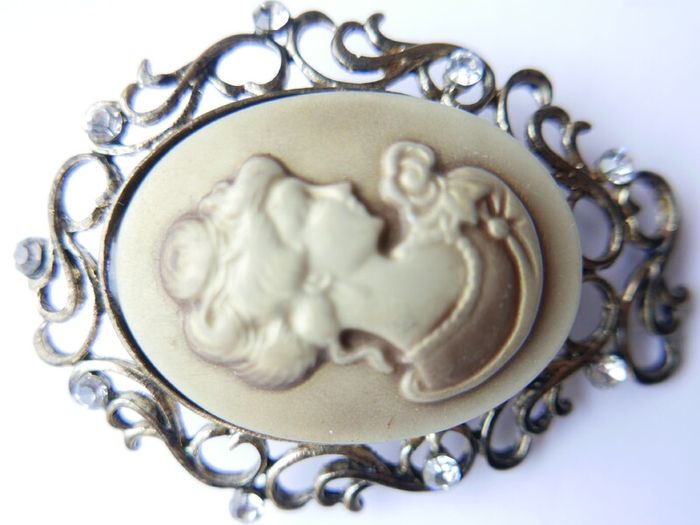 Vintage Cameo Brooch