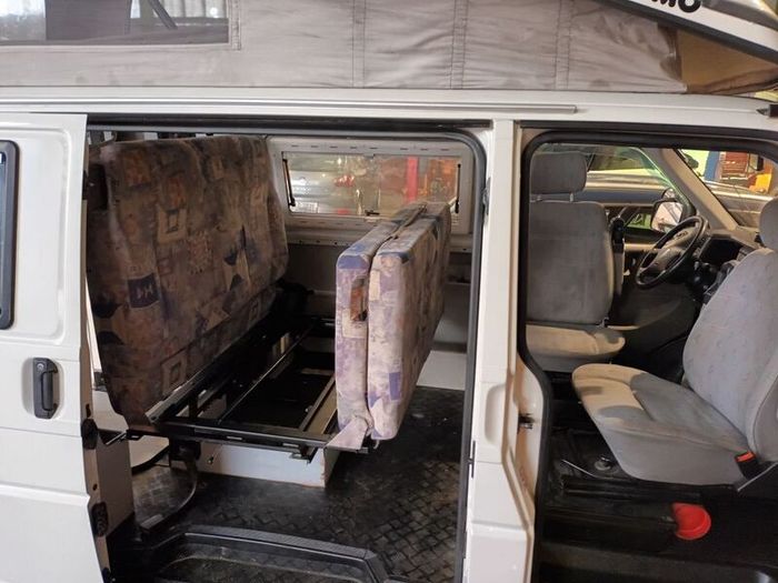 Rock'n'roll bed with seatbelts