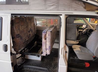 Rock'n'roll bed with seatbelts