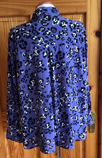 Marks And Spencer Ladies Blue Animal Print Blouse size 20 includes post