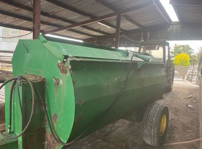 Muck spreader