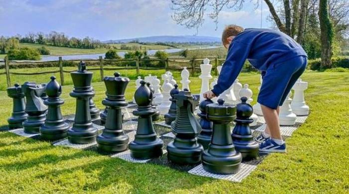 Garden giant chess set