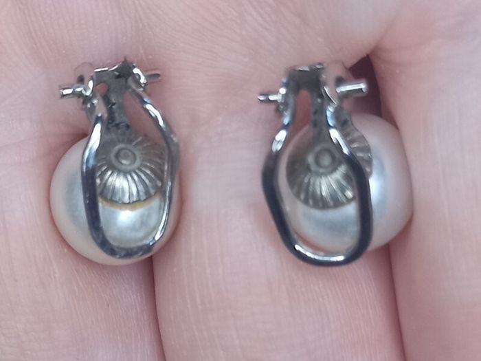 Vintage jewelry is sold individually for 5 to 10 euros