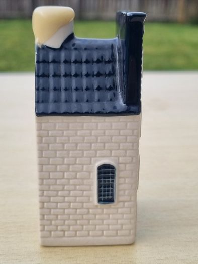 Collector's miniature house no. 27 from the KLM Delft Blue series