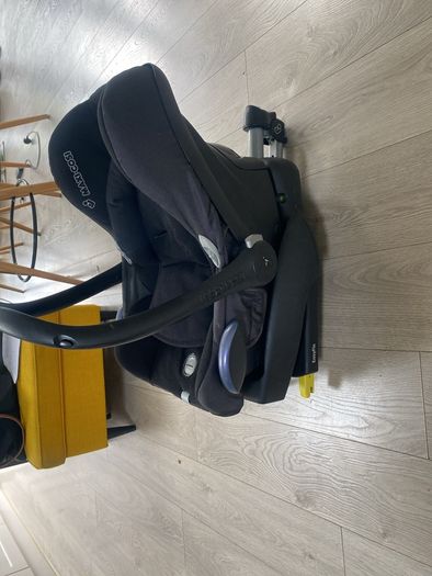 Maxi cosi isofix infant seat (13kg) and newborn insert