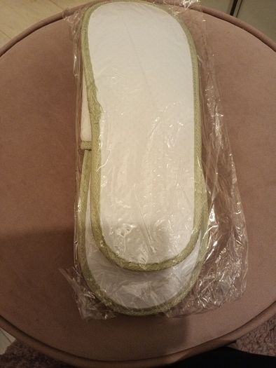 One size hotel slippers