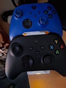 Xbox series. 2 controllers with battery and charger