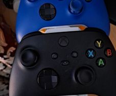Xbox series. 2 controllers with battery and charger