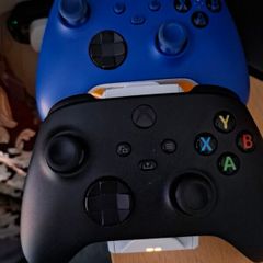 Xbox series. 2 controllers with battery and charger