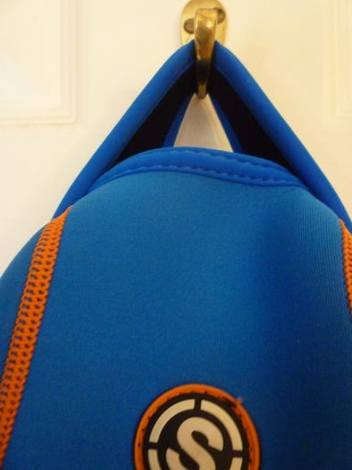 Neoprene stretchy quality bottle holder lunch bag. NEW. Australian Smash Nude food mover biker bottle