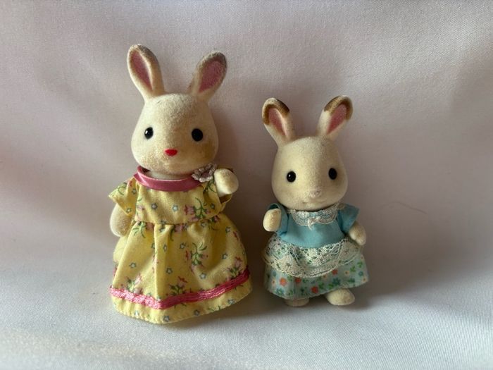 21 Sylvanian Families dolls