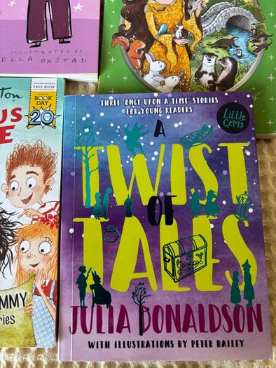Children's Books (10)  Suit  (6/8 yrs)
