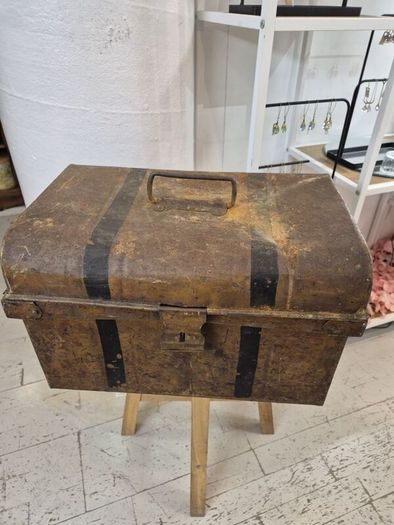 Small Antique Tin steamer trunk