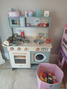 Play kitchen and accessories