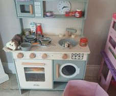 Play kitchen and accessories