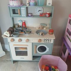 Play kitchen and accessories