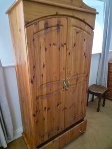 Bundle of wardrobes, so chests of drawers and lockers