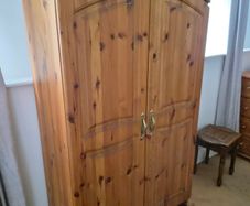 Bundle of wardrobes, so chests of drawers and lockers