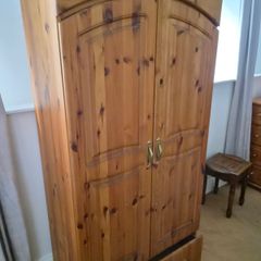 Bundle of wardrobes, so chests of drawers and lockers