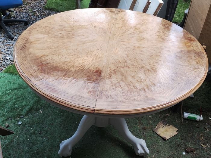 Round Table (26171)