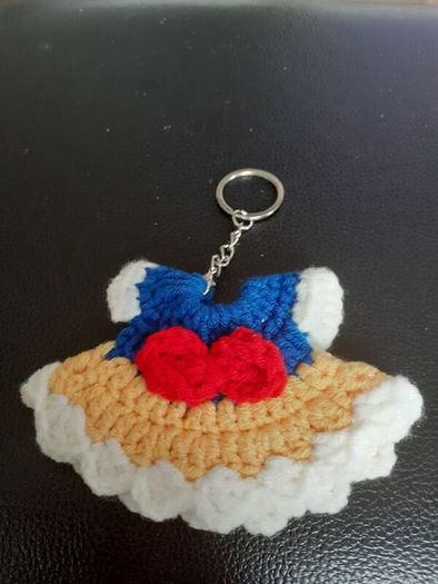 Snow white crochet dress key ring can be hung on christmas tree 7 euro each