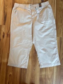 Ladies beige cropped trousers size 18 brand new!