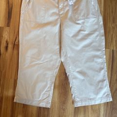 Ladies beige cropped trousers size 18 brand new!