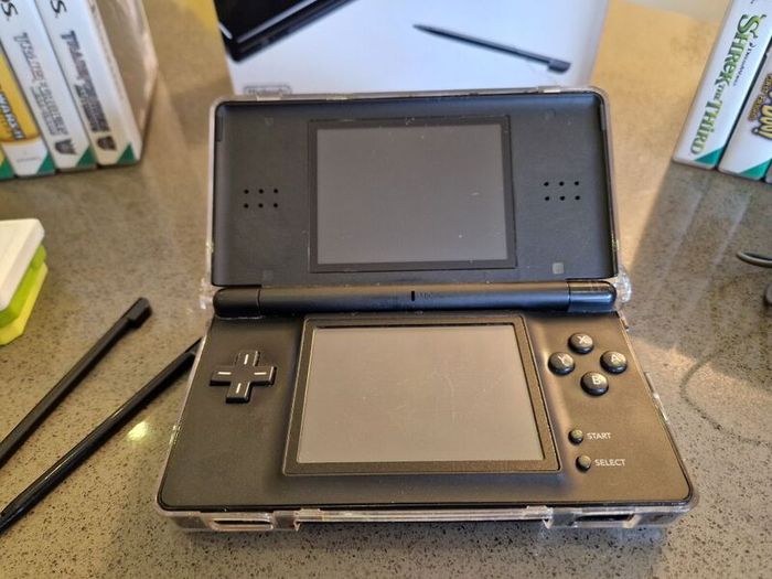 Nintendo DS Lite, games and accessories