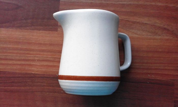Vintage LA Marguerite Jug & 2 saucers