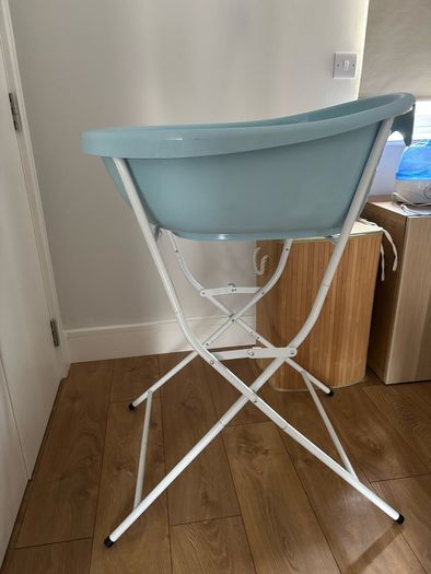 Baby bath tub with high standing legs
