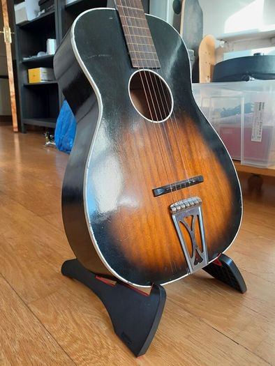 TGI universal guitar stand