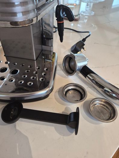 DeLonghi Scultura Espresso Coffee Machine and KG79 Grinder