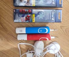 oral b kids electric toothbrush x 2 With charger and 8 brand new heads