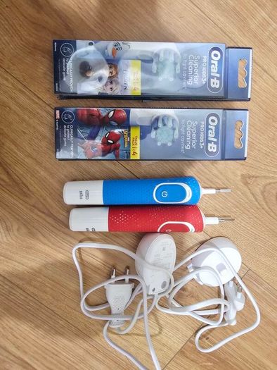 oral b kids electric toothbrush x 2 With charger and 8 brand new heads