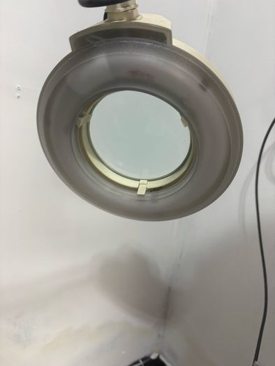 Magnifying ring light for facials etc