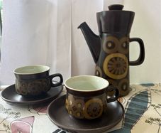Mid century coffee pot, cups & saucers
