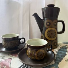 Mid century coffee pot, cups & saucers