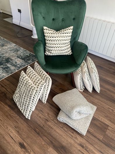 Accent chair / cushions & throws