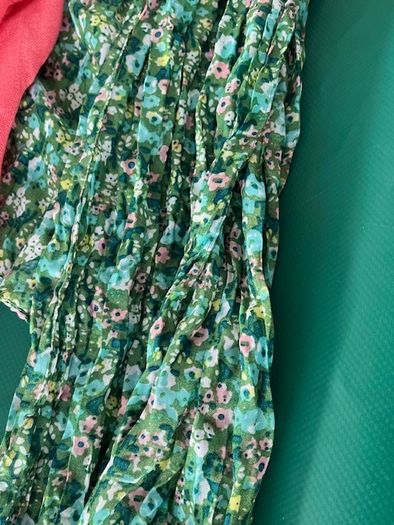 Hanger Organiser multi use - Scarf, Belt, Jewellery- Soft Green Brand New With 6 Scarves / shawls In Mint Condition.  (6)