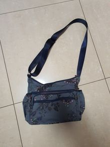 Women's medium sized handbag