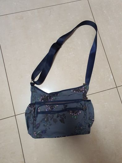 Women's medium sized handbag