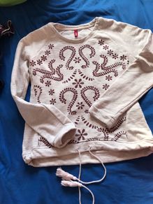 Sweatshirt with pattern on front