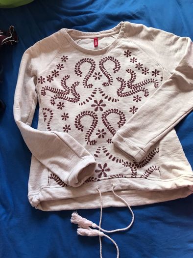 Sweatshirt with pattern on front