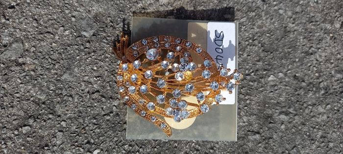 Vintage jewelry is sold individually for 5 to 10 euros