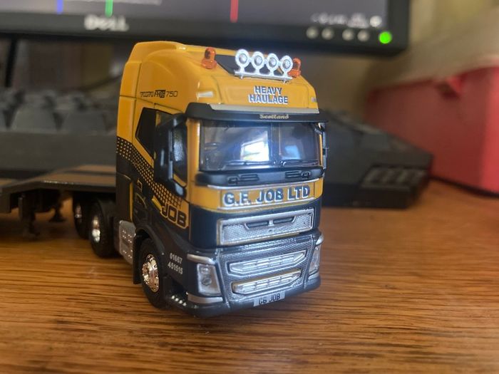 1:76 scale trucks x 2